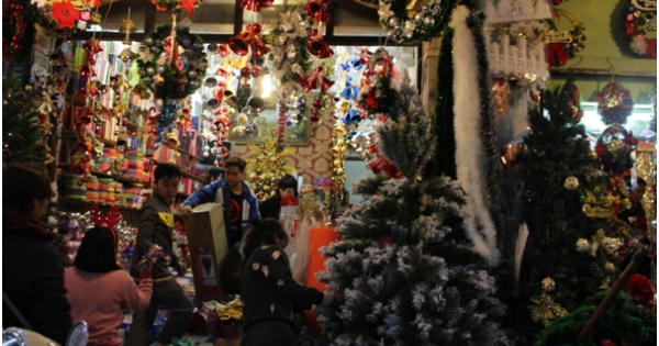 Người dân Thủ đô háo hức, rộn ràng với không khí Giáng Sinh sắp đến Người dân Thủ đô háo hức, rộn ràng với không khí Giáng Sinh sắp đến