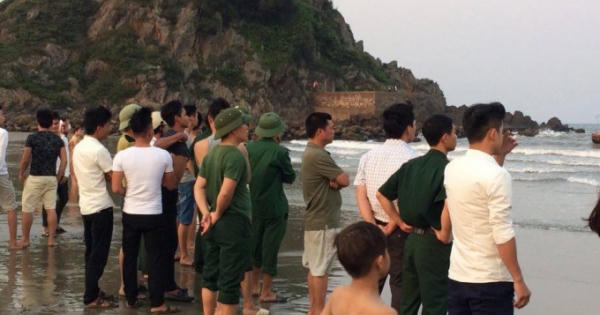 Nghệ An: Chụp ảnh kỷ yếu dưới biển, 2 nam sinh bị sóng cuốn