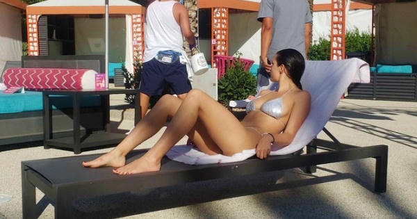 Người đàn bà Pháp quyến rũ 'khó cưỡng' với bikini bé xíu