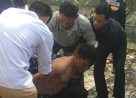 Hà Nội: Người đàn ông nghi "ngáo đá" nhảy xuống sông Tô Lịch Hà Nội: Người đàn ông nghi "ngáo đá" nhảy xuống sông Tô Lịch