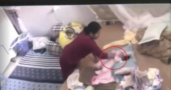 Bản tin Facebook ngày 25/11: Cộng đồng mạng phẫn nộ với người giúp việc bạo hành bé gái hơn 1 tháng tuổi Bản tin Facebook ngày 25/11: Cộng đồng mạng phẫn nộ với người giúp việc bạo hành bé gái hơn 1 tháng tuổi