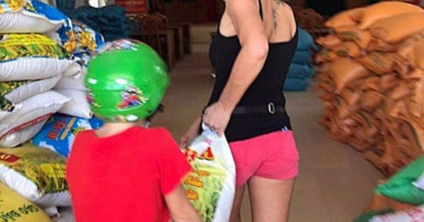 Người nước ngoài mang gạo đến ATM hỗ trợ người nghèo Việt Nam