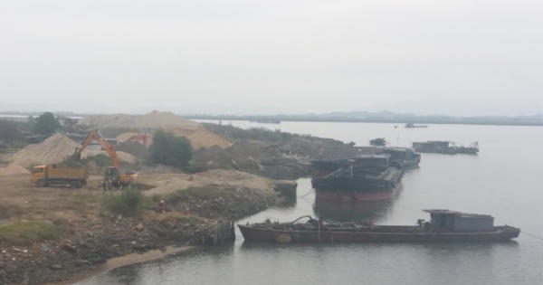 Quảng Ninh: Hàng nghìn mét vuông đất ven sông biến thành bãi tập kết cát trái phép