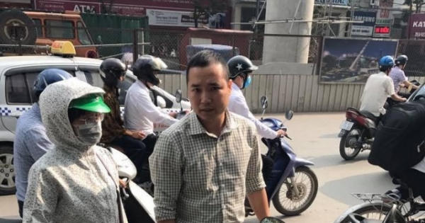 Dân mạng sục sôi truy tìm người đàn ông ném chìa khóa xe máy của phụ nữ Dân mạng sục sôi truy tìm người đàn ông ném chìa khóa xe máy của phụ nữ