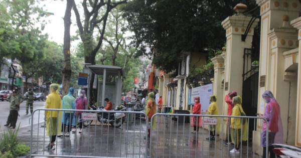 Thi vào lớp 10 tại Hà Nội: Thí sinh vội vã đến trường dưới cơn mưa tầm tã