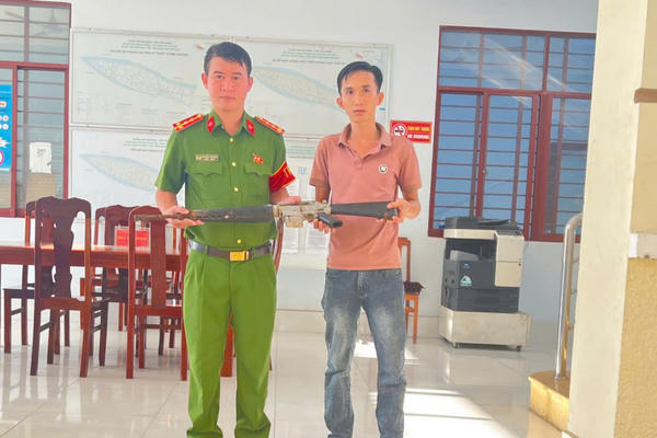 Người dân Đồng Tháp giao nộp súng M16 vớt được khi đánh bắt cá