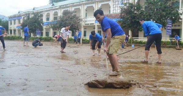 Sách vở trôi hết theo lũ!