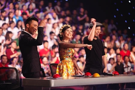 Bộ 3 giám khảo Vietnam's got talent điêu đứng với cậu bé đánh trống 9 tuổi