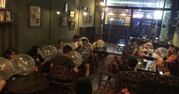 Người trẻ Hà Nội lên phố cổ 'phá thân' trong cơn 'phê' chốc lát