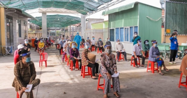 Bình Dương: “Đi từng ngõ, gõ từng nhà, rà từng người để tiêm vắc xin” Bình Dương: “Đi từng ngõ, gõ từng nhà, rà từng người để tiêm vắc xin”