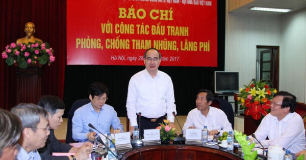 Đấu tranh chống tham nhũng, sợ nhất... “alo, vỗ vai”!