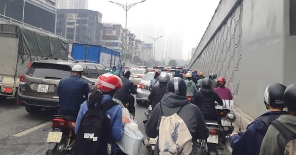 Điểm “nóng” ùn tắc Ngã Tư Sở chưa hạ nhiệt