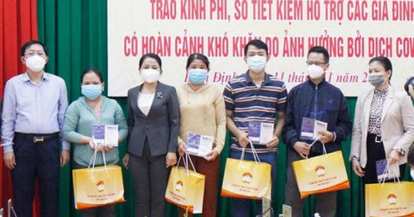 Bình Định trao sổ tiết kiệm cho các gia đình có người tử vong do COVID-19 Bình Định trao sổ tiết kiệm cho các gia đình có người tử vong do COVID-19