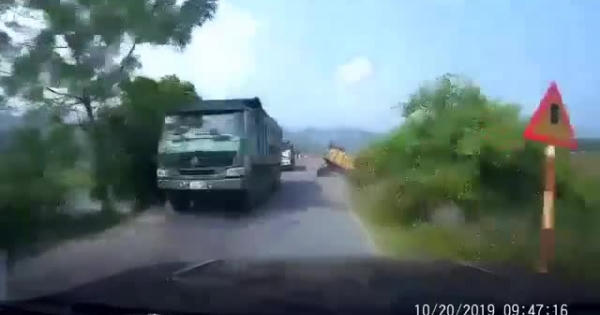 Kinh hãi với clip xe tải lật phơi bụng xuống ruộng khi đi đang lưu thông trên đường