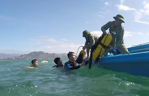 Tàu cá cứu sống 1 phi công trên Su-30MK2 gặp sự cố trên biển Tàu cá cứu sống 1 phi công trên Su-30MK2 gặp sự cố trên biển