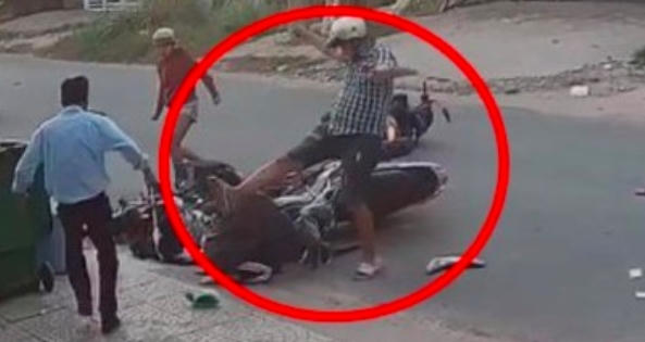 Video: Cộng đồng mạng dậy sóng với hình ảnh người đàn ông to béo hành hung hai nữ học sinh sau khi gây tai nạn Video: Cộng đồng mạng dậy sóng với hình ảnh người đàn ông to béo hành hung hai nữ học sinh sau khi gây tai nạn