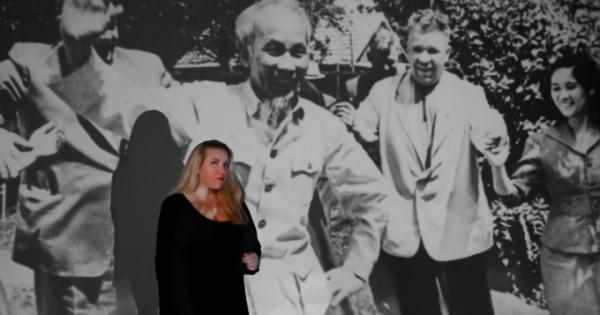 Cô gái Nga chụp ảnh về Bác Hồ