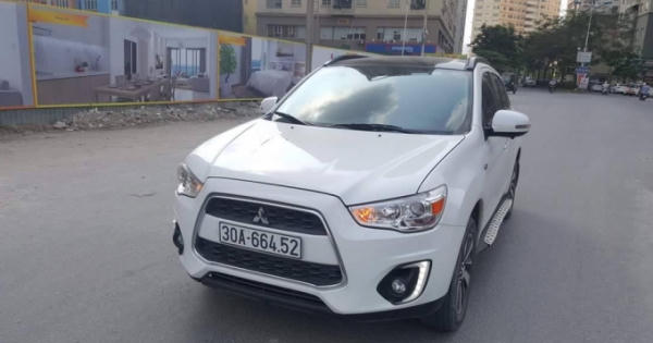 Hà Nội: Hú vía vì đang lái ôtô bỗng có gạch từ... trên trời rơi xuống