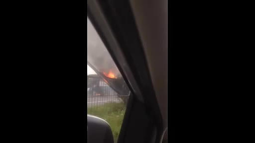 Hà Nội: Clip xe ô tô tải bốc cháy ngùn ngụt trên quốc lộ 18