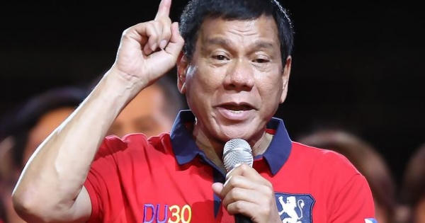 Tổng thống Philippines bay khẩn cấp từ Nga về nước vì phiến quân nổi loạn