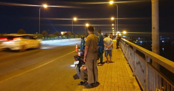 Tìm kiếm thi thể nữ sinh khoác đồng phục nhảy sông Sài Gòn