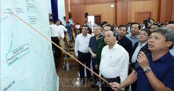 Thủ tướng Nguyễn Xuân Phúc: 'Có tiền đến đâu, hỗ trợ nhanh người dân đến đó' Thủ tướng Nguyễn Xuân Phúc: 'Có tiền đến đâu, hỗ trợ nhanh người dân đến đó'