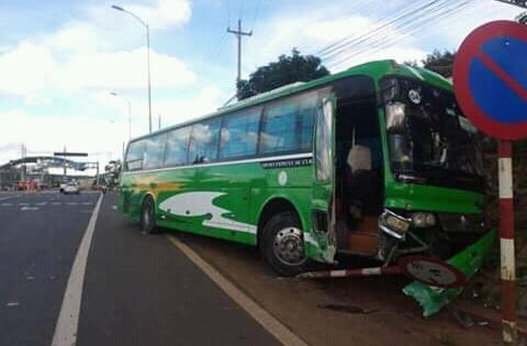 Lâm Đồng: Xe khách tông ô tô 7 chỗ ở trạm thu phí, 3 người nhập viện
