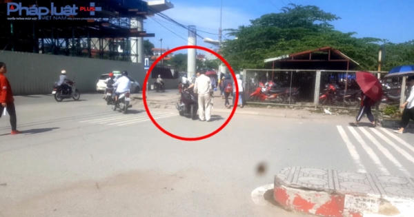 Hà Nội: Cán bộ Đội quy tắc ngang nhiên "vung gậy" chặn xe vi phạm giao thông Hà Nội: Cán bộ Đội quy tắc ngang nhiên "vung gậy" chặn xe vi phạm giao thông