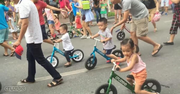 Clip: Hồ Gươm hỗn loạn bởi hàng trăm Cua-rơ nhí