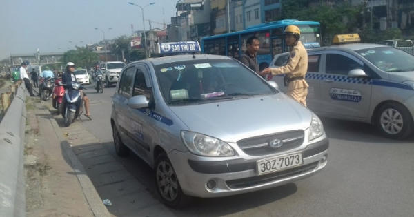 Hà Nội: Đẩy mạnh xử lý taxi dừng đỗ trước cửa Bệnh viện Bạch Mai