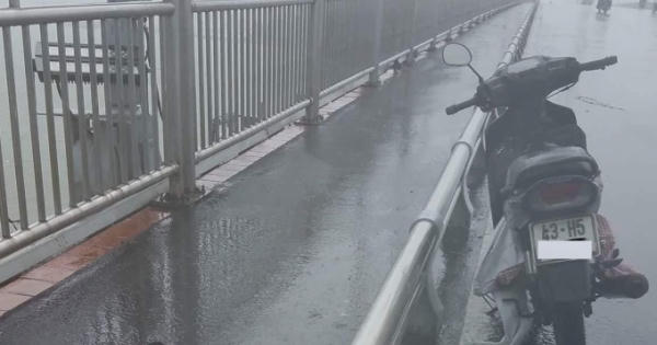 Đà Nẵng: Bỏ lại xe máy, người đàn ông nhảy cầu tự vẫn giữa mưa bão