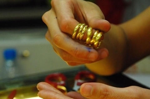 Để 500 tấn vàng “chui ra khỏi hũ”