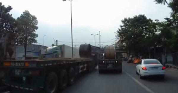 Clip: Phanh gấp, 2 cuộn thép nặng gần trăm tấn đứt dây cáp đè bẹp đầu xe container