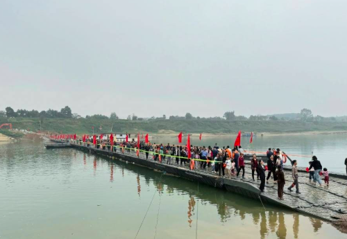 Sau 1 ngày thi công thần tốc, cầu phao bắc qua sông Lô chính thức thông xe