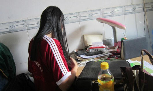 Bé gái bị tình nhân của mẹ xâm hại mỗi tuần 3, 4 lần Bé gái bị tình nhân của mẹ xâm hại mỗi tuần 3, 4 lần