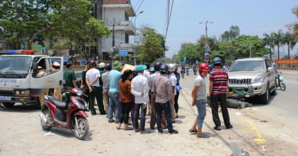 Xe Land Cruser Prado che kín biển số sau khi tông một người nguy kịch