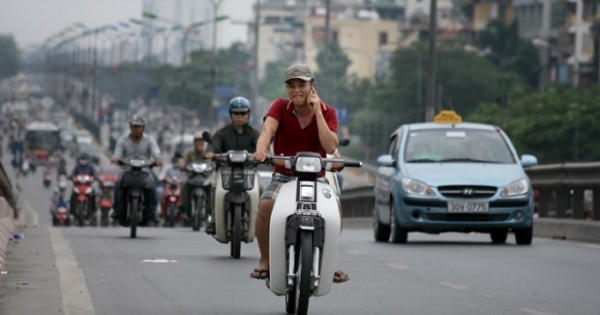 Từ 1/8, phạt tiền 'tươi' nếu đi xe máy nghe điện thoại di động