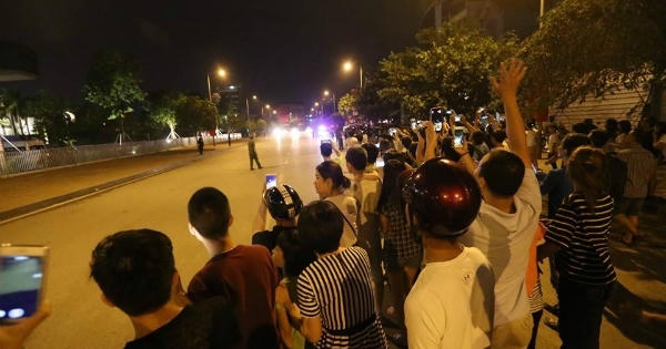 Đoàn xe Tổng thống Obama được chào đón trên đường về khách sạn