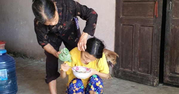 Nghệ An: Xót xa cảnh cha mẹ già nuôi 2 con tàn tật và tâm thần