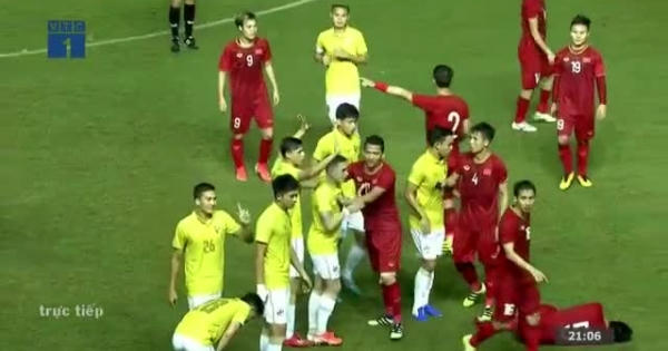 [Clip]: Hành động không đẹp của Thitipan đối với Đoàn Văn Hậu trong trận Việt Nam - Thái Lan