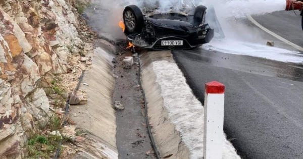 Quảng Ninh: Xế hộp mất lái đâm vào vách núi khiến 3 người thương vong