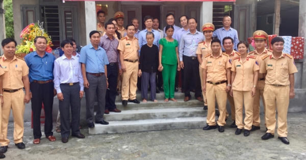 Công an Thừa Thiên Huế bàn giao 2 nhà tình nghĩa