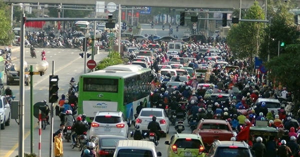 Xe buýt nhanh lăn bánh giờ cao điểm, đường phố ùn tắc nghiêm trọng