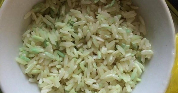Hoang mang vì gạo chuyển màu xanh sau khi ngâm nước