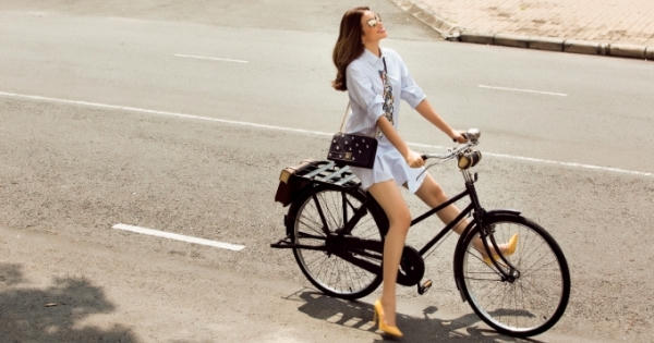 Hoa hậu Phạm Hương hoá “Quý cô” đạp xe dạo phố Sài Gòn