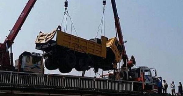 Hải Dương: Xe tải lao xuống sông Kinh Thầy, lái xe thoát nạn trong gang tấc Hải Dương: Xe tải lao xuống sông Kinh Thầy, lái xe thoát nạn trong gang tấc
