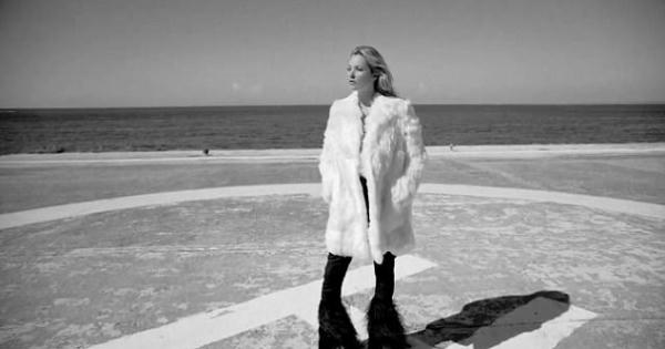 Siêu mẫu Kate Moss gợi nhớ bộ ảnh ngực trần gây tranh cãi Siêu mẫu Kate Moss gợi nhớ bộ ảnh ngực trần gây tranh cãi