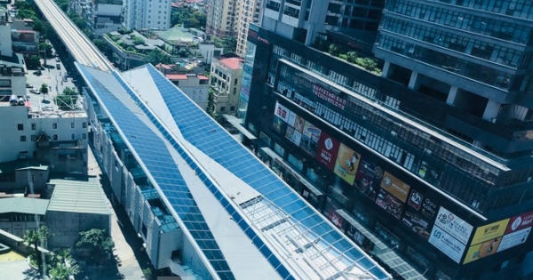 Công nhân đội nắng hoàn thiện nhà ga tuyến đường sắt Nhổn - ga Hà Nội.