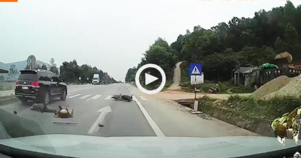 [Clip]: Vượt ẩu với tốc độ cao, Land Cruiser tông xe máy trọng thương