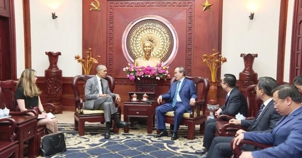 Vợ chồng cựu Tổng thống Hoa Kỳ Barack Obama bất ngờ đến Việt Nam